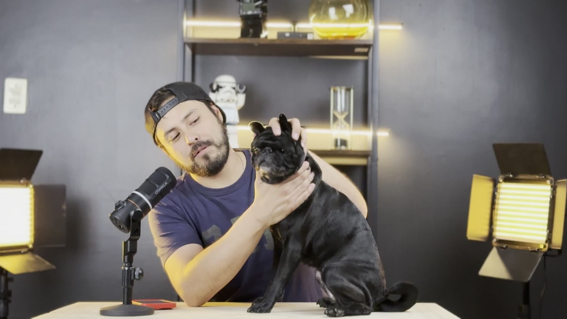 Grabación de contenido en el set cálido del estudio