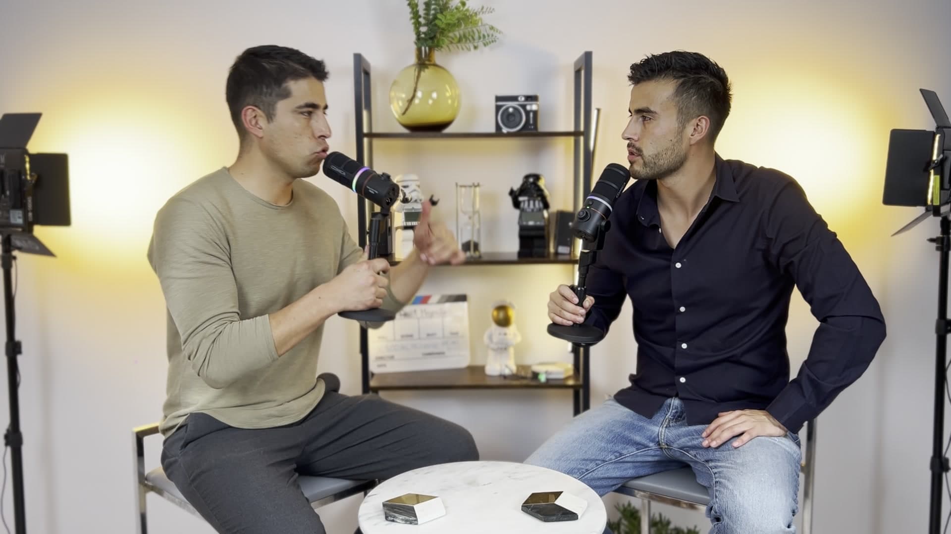 Sesión de podcast a dos cámaras en estudio